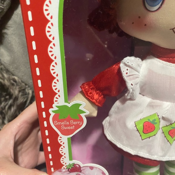 BN RARE Strawberry Shortcake 40th Anniversary Doll - Picture 3 of 5